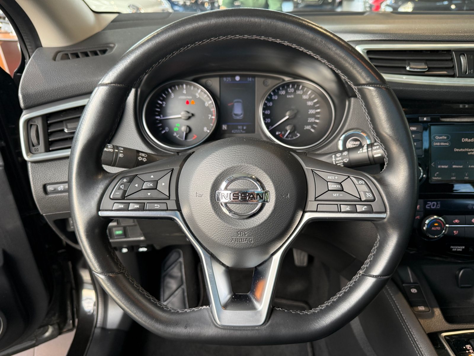 Fahrzeugabbildung Nissan Qashqai 1.3 DIG-T DCT ZAMA PANO NAV SHZ
