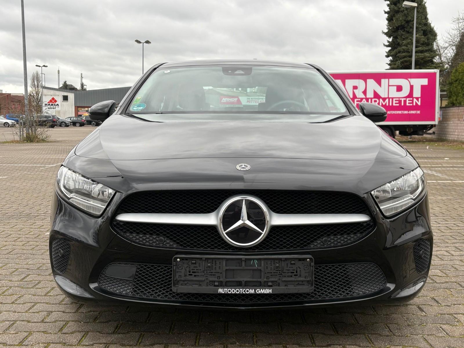 Mercedes-Benz A 180 7G- DCT *MBUX*AHK*1.HAND*Limo*PARKASSIST*