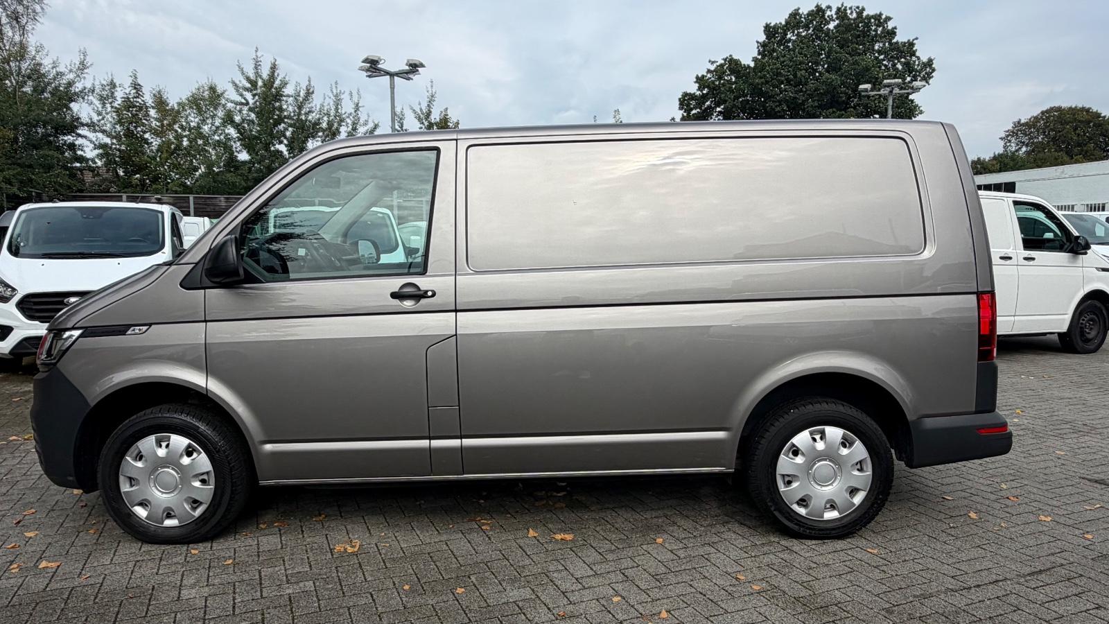 Volkswagen T6.1 4MOTION DSG TRANSPORTER KURZ/AHK/TEMPOMAT