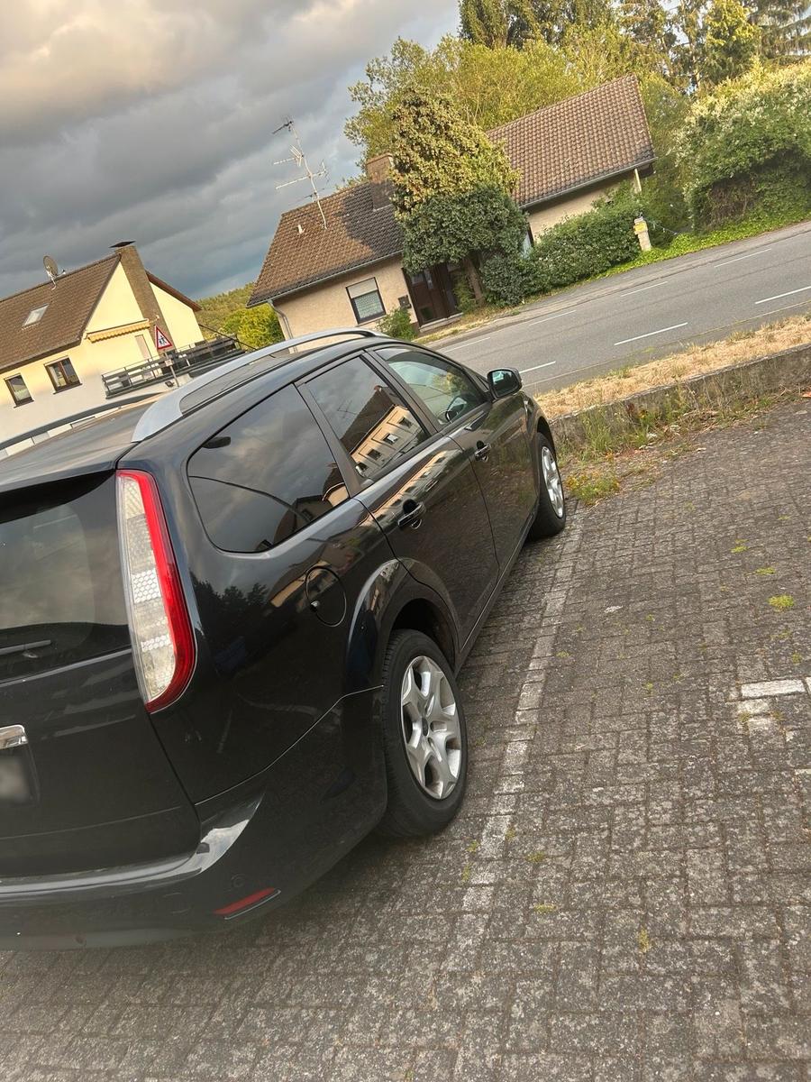 Ford Focus 2010 — rear view