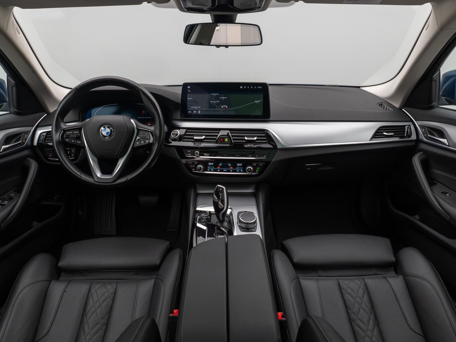 Fahrzeugabbildung BMW 530d Panorama Kamera HUD DAB Alarm AHK Sport