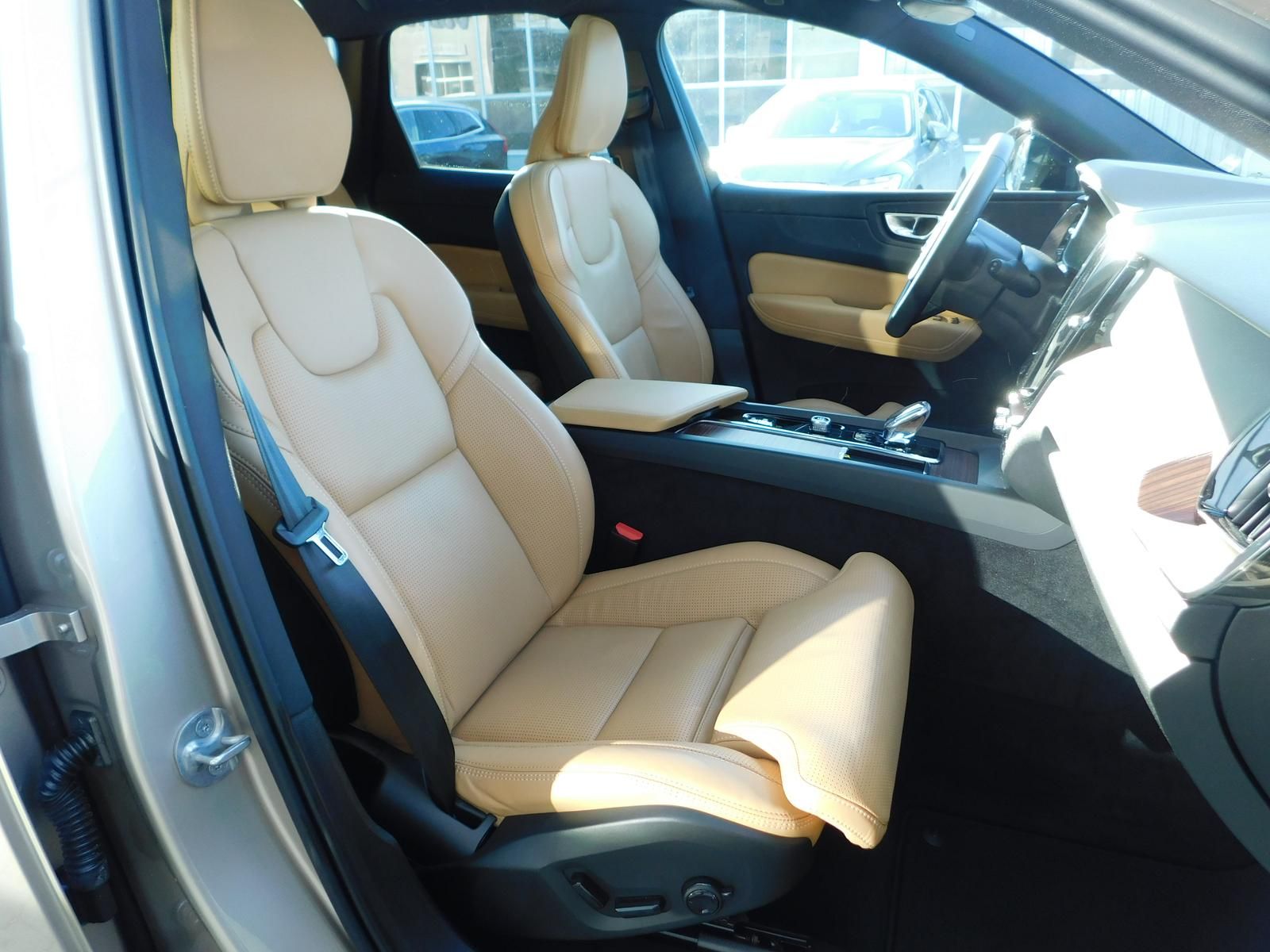 Fahrzeugabbildung Volvo XC60 B5 B AWD Plus Dark "Panoramadach, AHK"