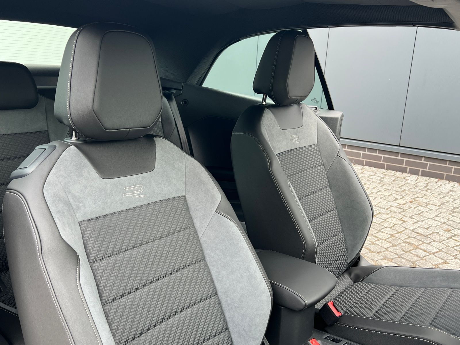 Fahrzeugabbildung Volkswagen T-Roc Cabriolet R-Line 1.5 TSI DSG *AHK,Black-St