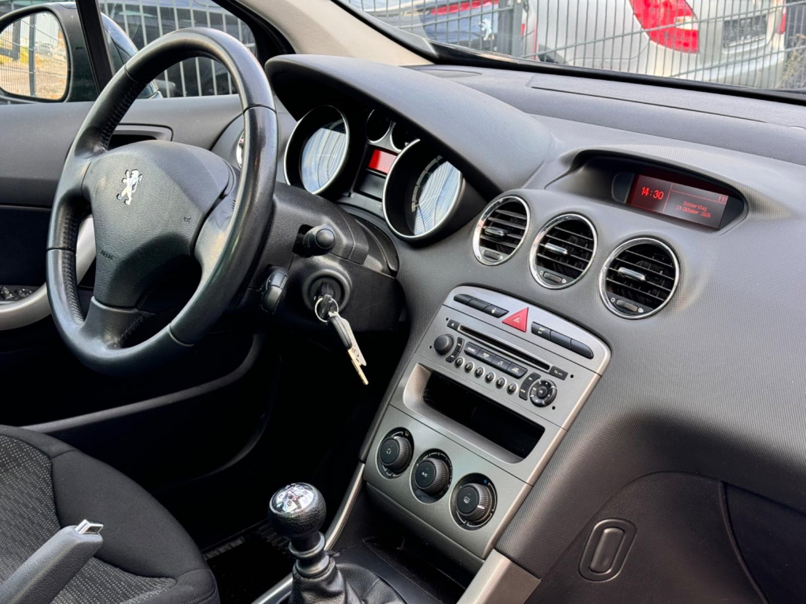 Peugeot 308 2010 — photo 13