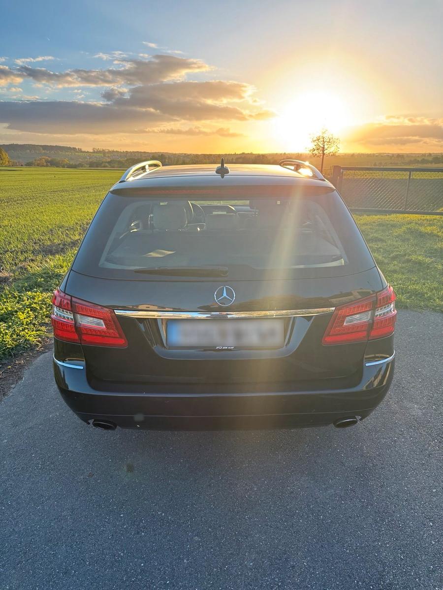 Mercedes-Benz E300 2010 — photo 12