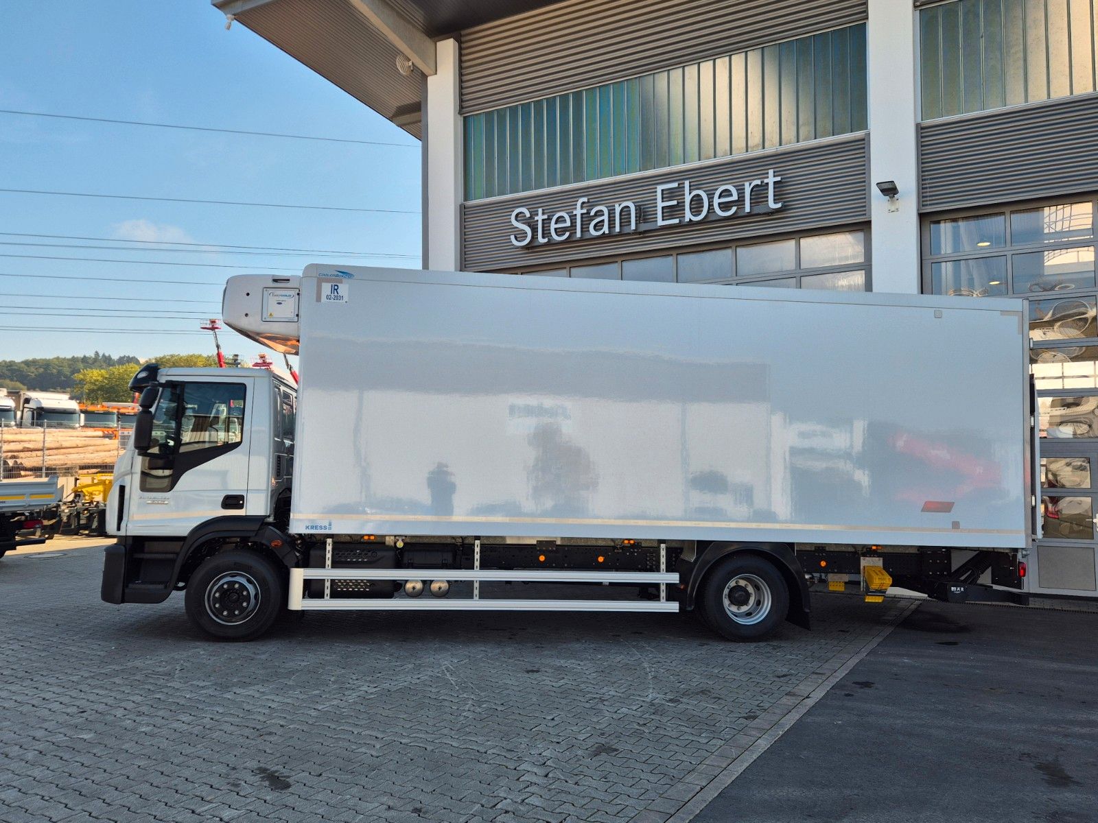 Fahrzeugabbildung Iveco Eurocargo ML160E28/P Carrier Supra 1250 LBW Tür