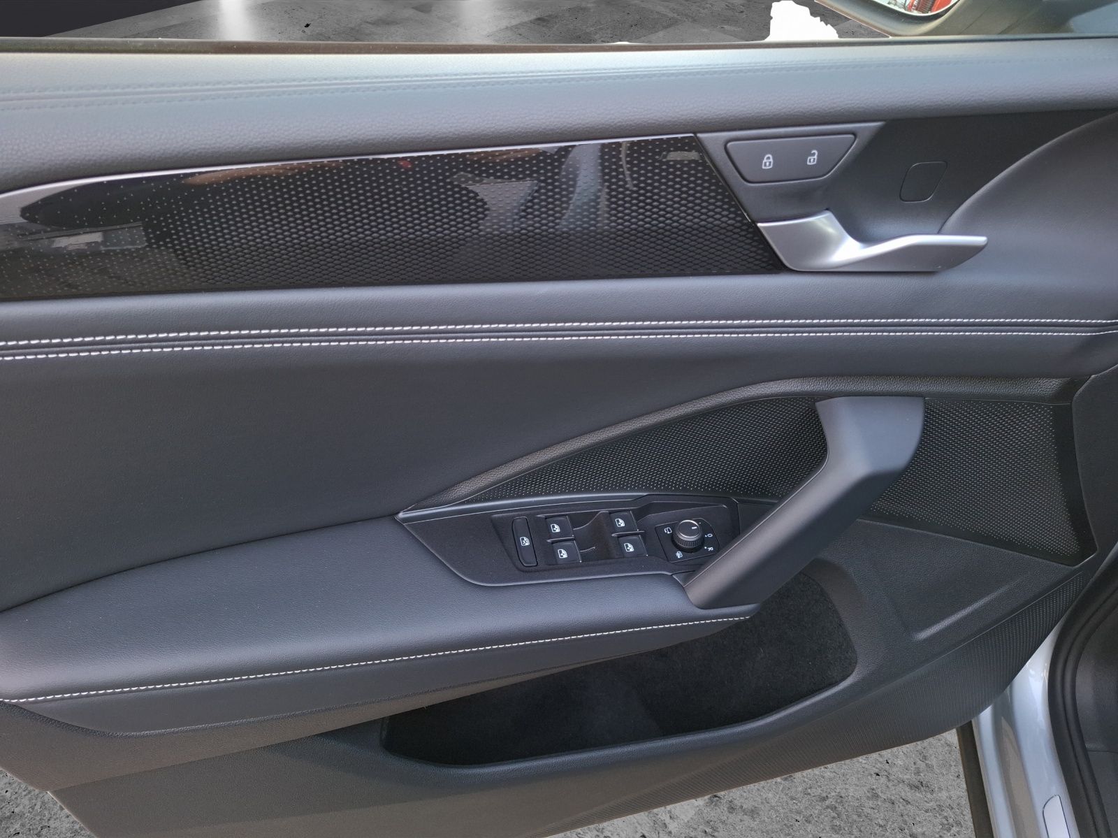 Fahrzeugabbildung Volkswagen Tiguan TDI Goal DSG 4M Standhzg LED AHK Navi AID