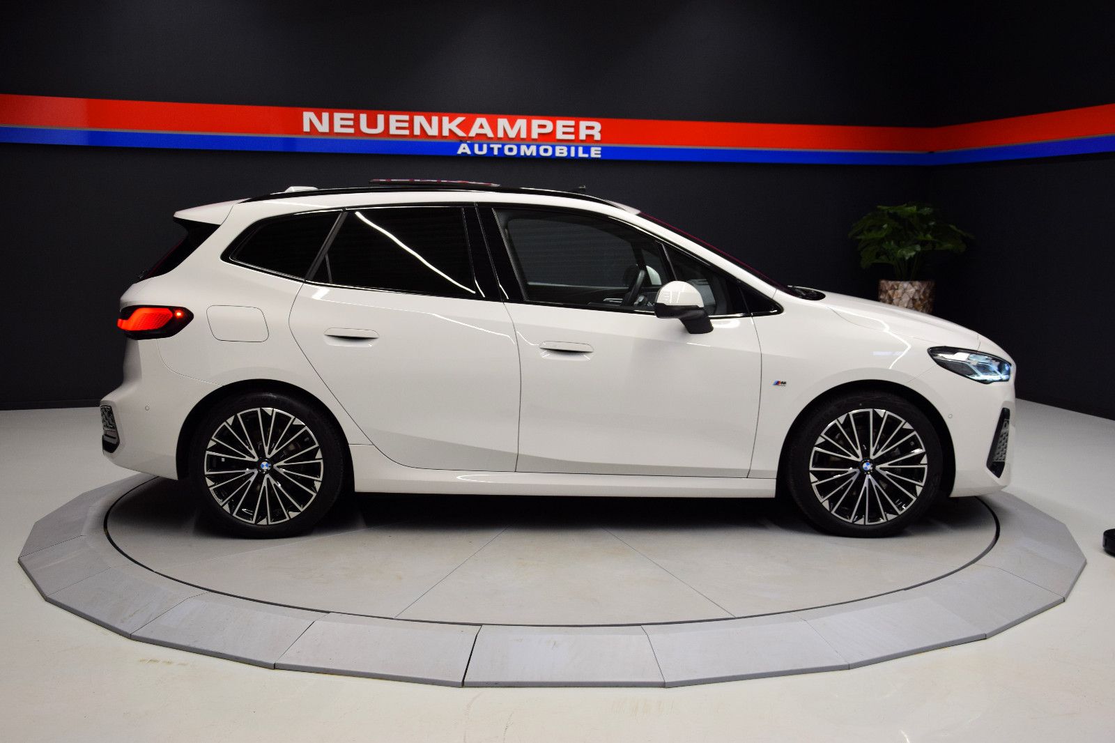 Fahrzeugabbildung BMW 218i Active Tourer HuD Pano Memory Harman Kardon