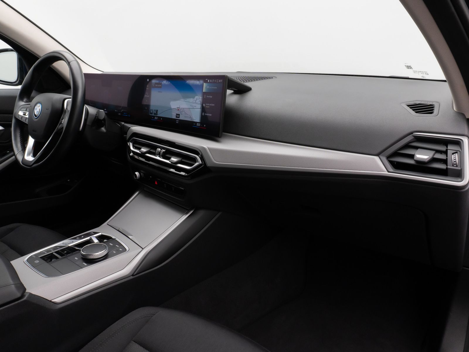 Fahrzeugabbildung BMW 330e Individual DAB HiFi Fernlichtassist PDC LED