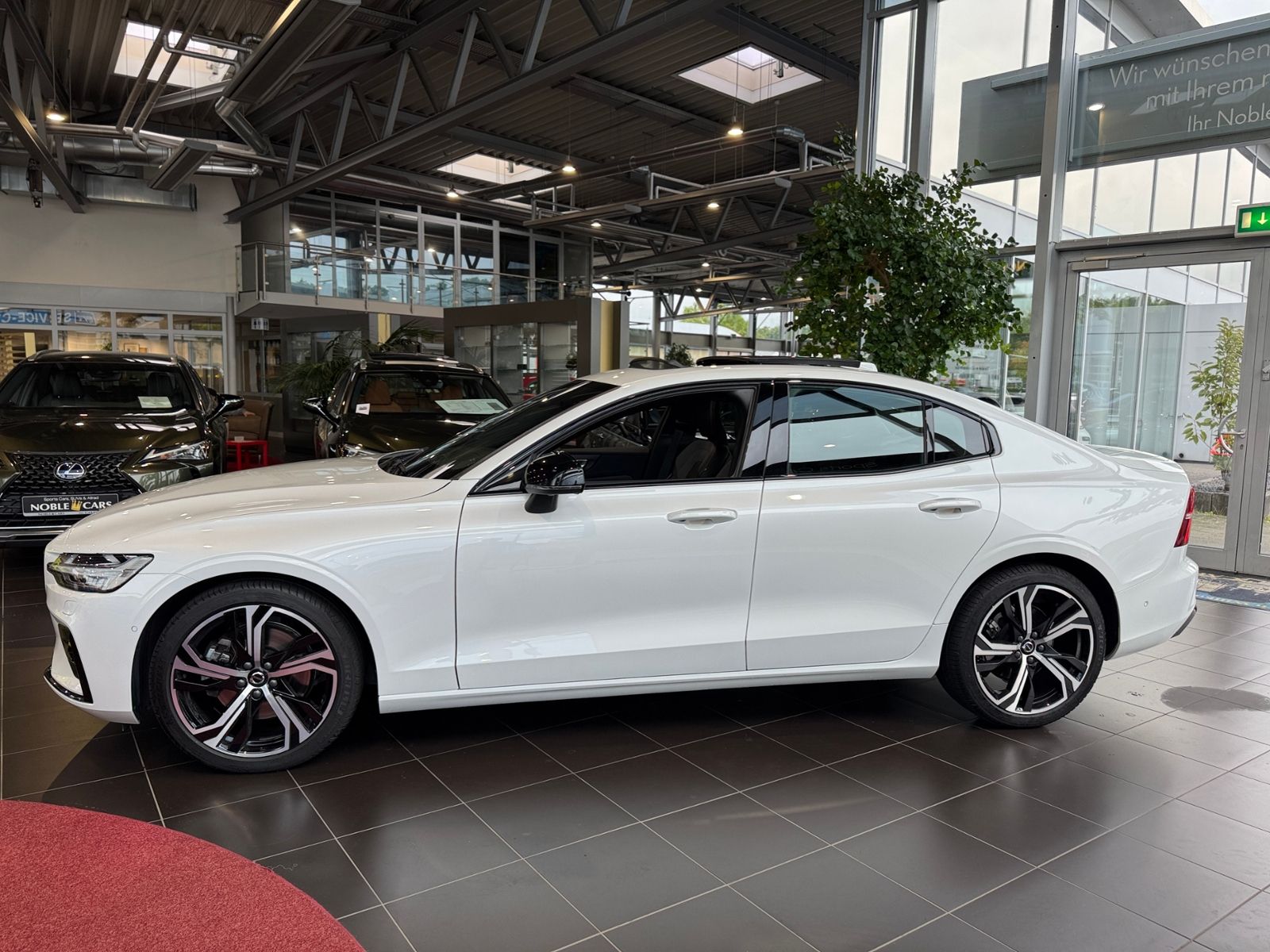 Fahrzeugabbildung Volvo S60 Lim. Plus Dark PANO 360° H/K LED