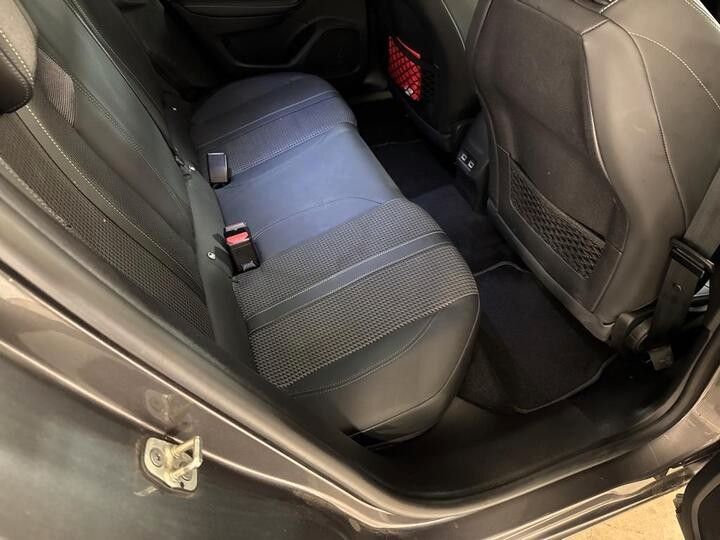 Fahrzeugabbildung Peugeot 2008 GT 1.2PURETECH NAVI KAMERA PDC ACC 1.HAND