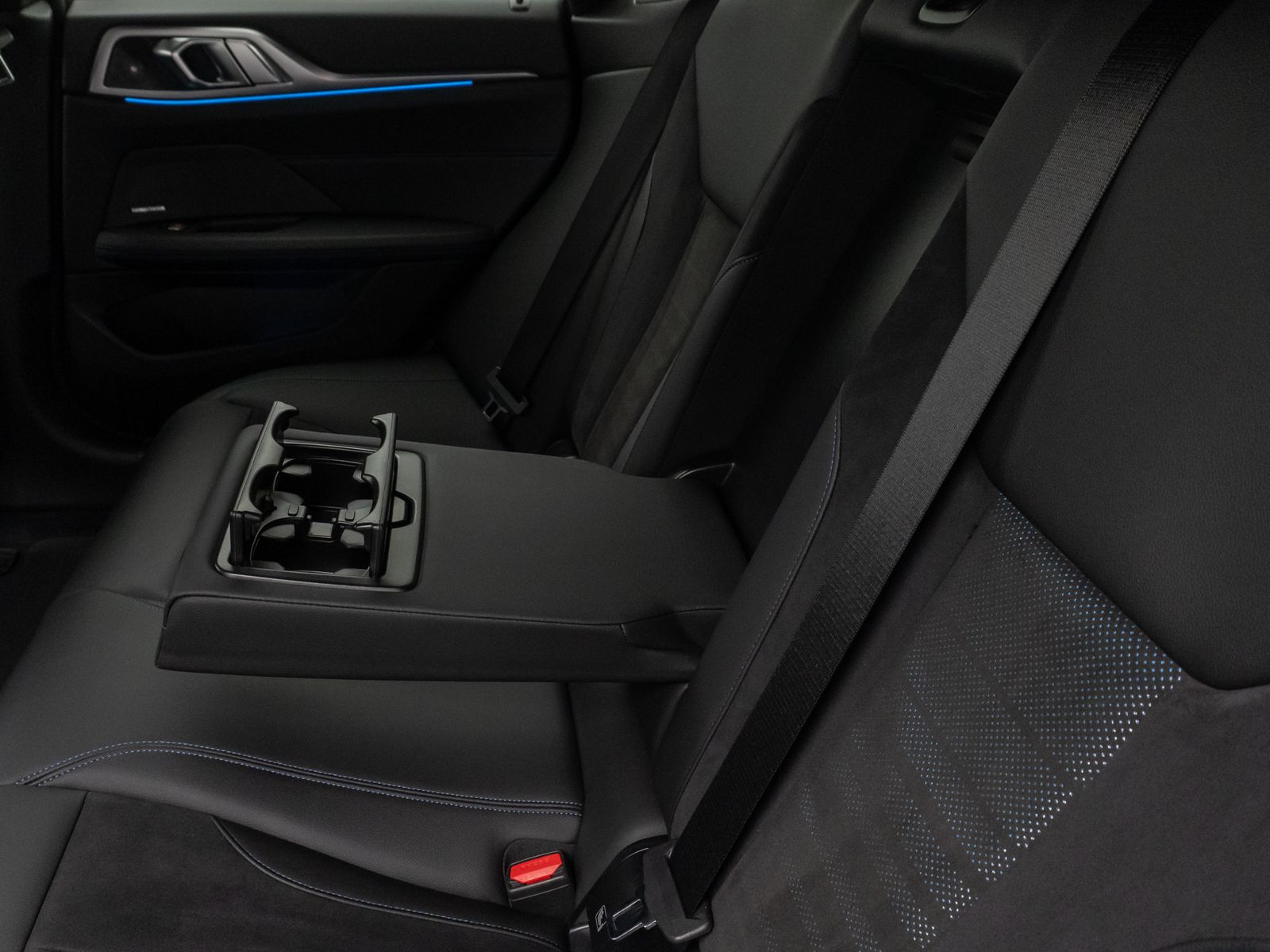 Fahrzeugabbildung BMW i4 eD40 M Sport 360°DAB H/K Komfort Alarm 19Zoll