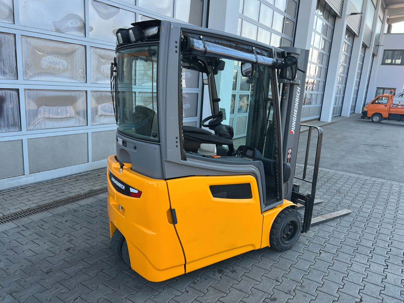 Fahrzeugabbildung Jungheinrich EFG 218 / Triplex 4.30m / SS / nur 1.738h