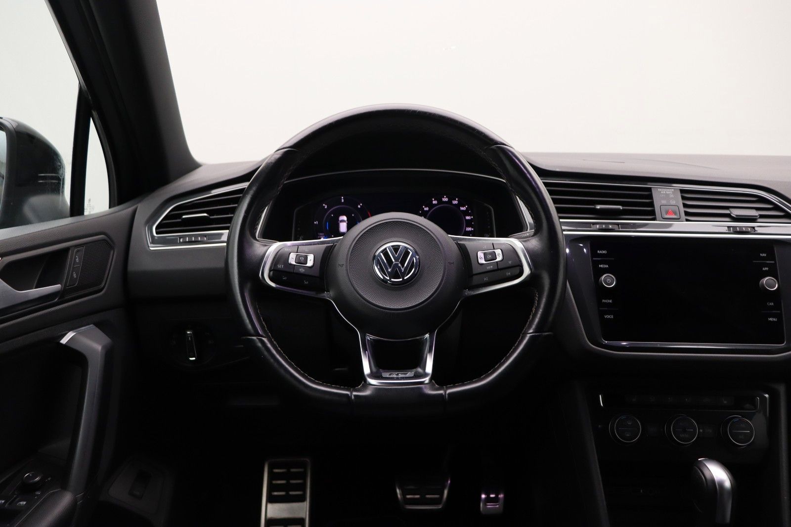 Fahrzeugabbildung Volkswagen Tiguan Highline 4M R-Line Black Style Head-upLED