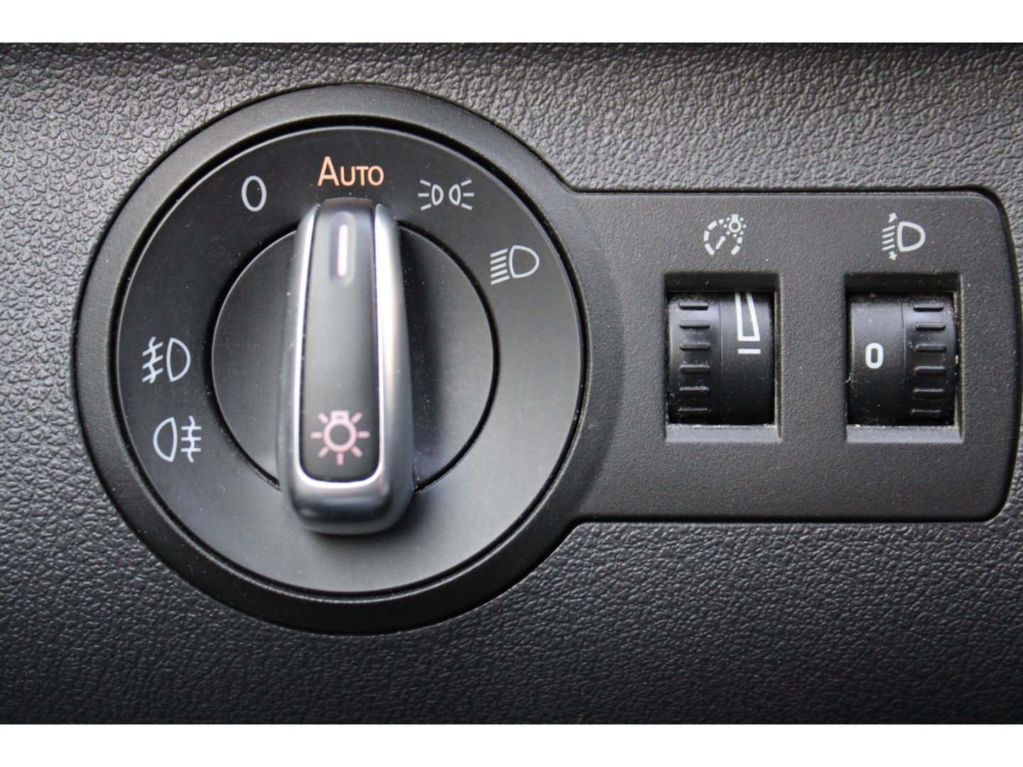 Fahrzeugabbildung Volkswagen Caddy Kombi Cross BMT AHK-abnehmbar Mehrzonenkli