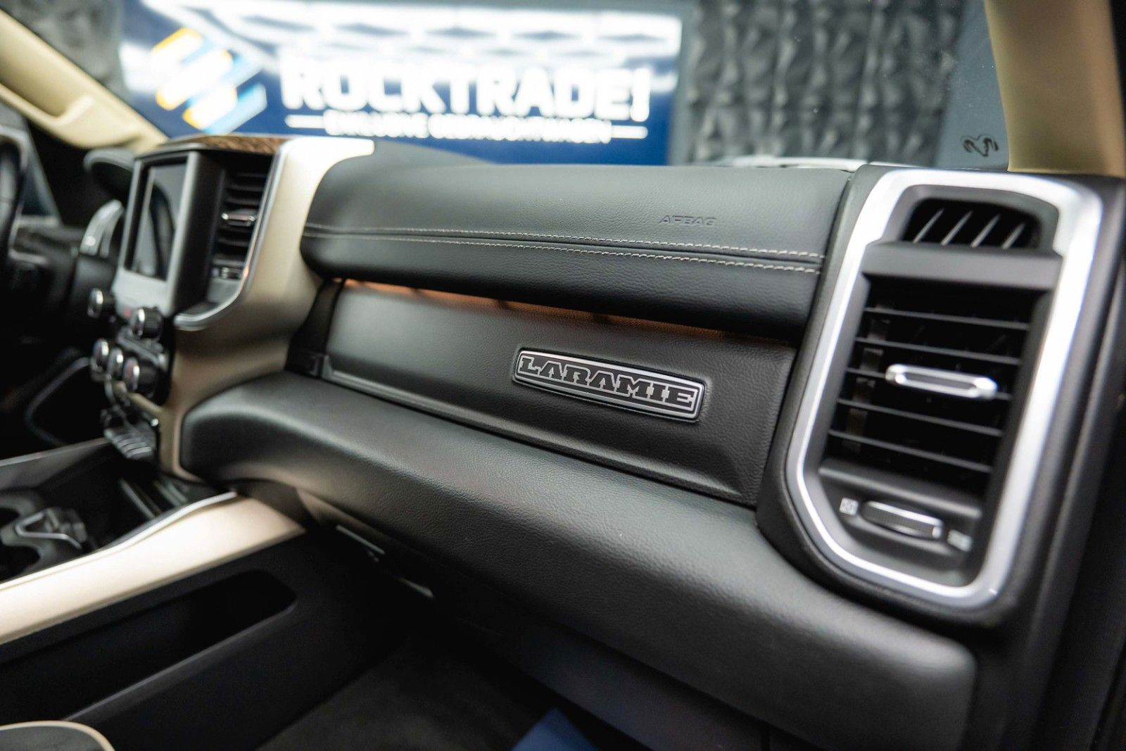 Fahrzeugabbildung Dodge RAM 5.7 V8 HEMI 4x4 OFFROAD NIGHT-Paket LARAMIE