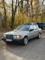 Mercedes-Benz Mercedes 230E W124 Oldtimer AMG Felgen - Mercedes-Benz W124 aus dem Jahr 1989