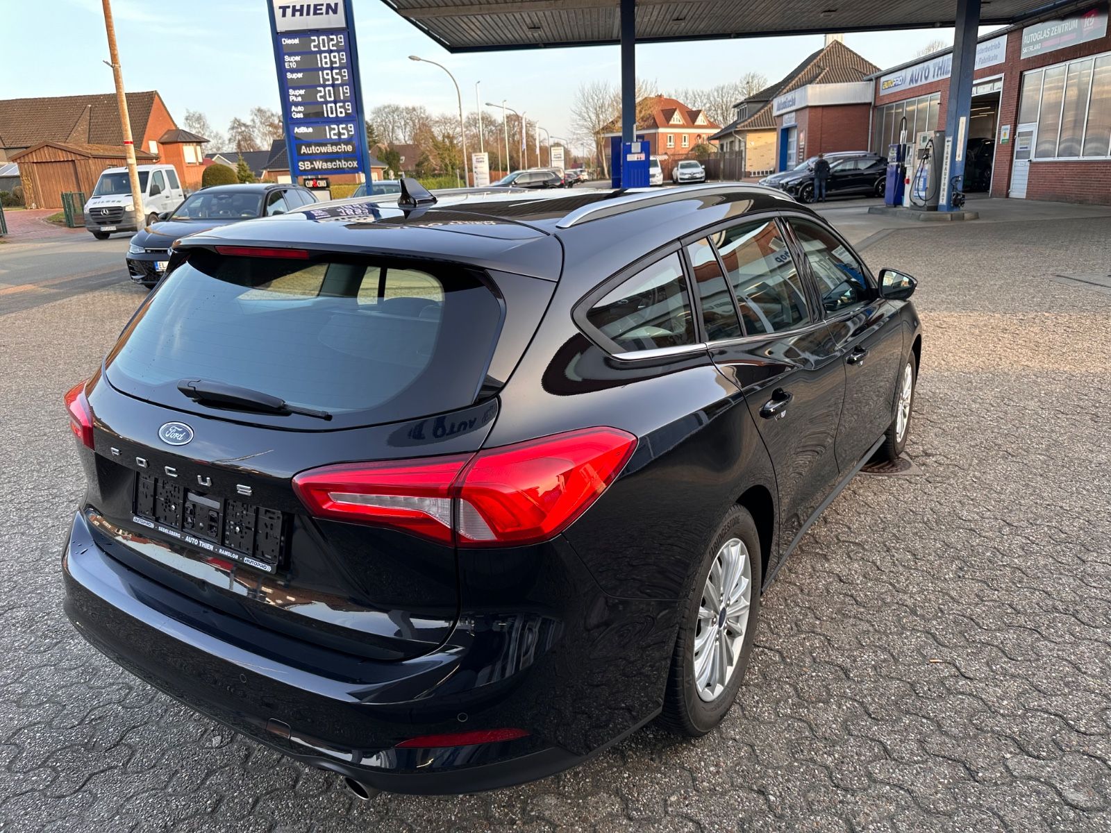 Fahrzeugabbildung Ford Focus Turnier Titanium 1.0 EB Navi/APP/LED/eHeck