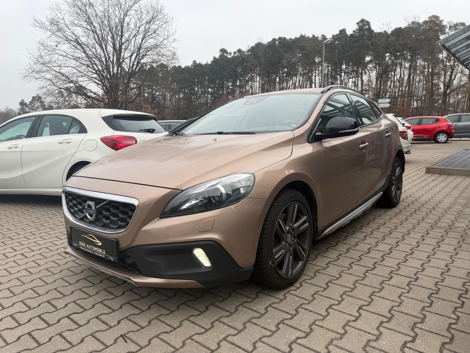 Volvo V40 Cross Country*BI-XENON*RÜKFA*LEDER*TOWINKEL