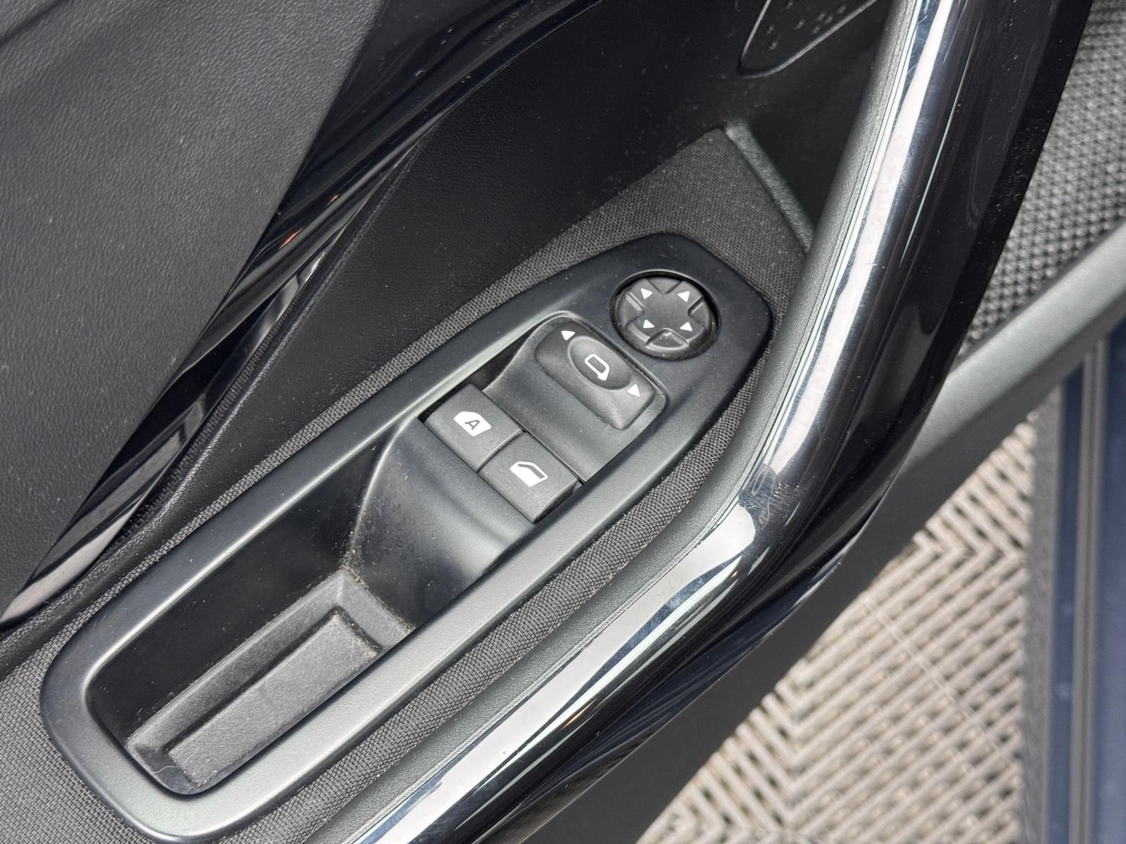 Fahrzeugabbildung Peugeot 1.2 e-VTi/PDC/TEMPOM/LED/HiFi/SITZHEIZ/ALLWETTER
