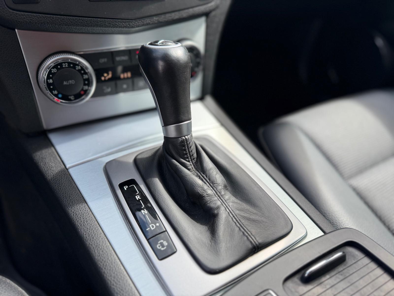 Mercedes-Benz C200 2010 — photo 18