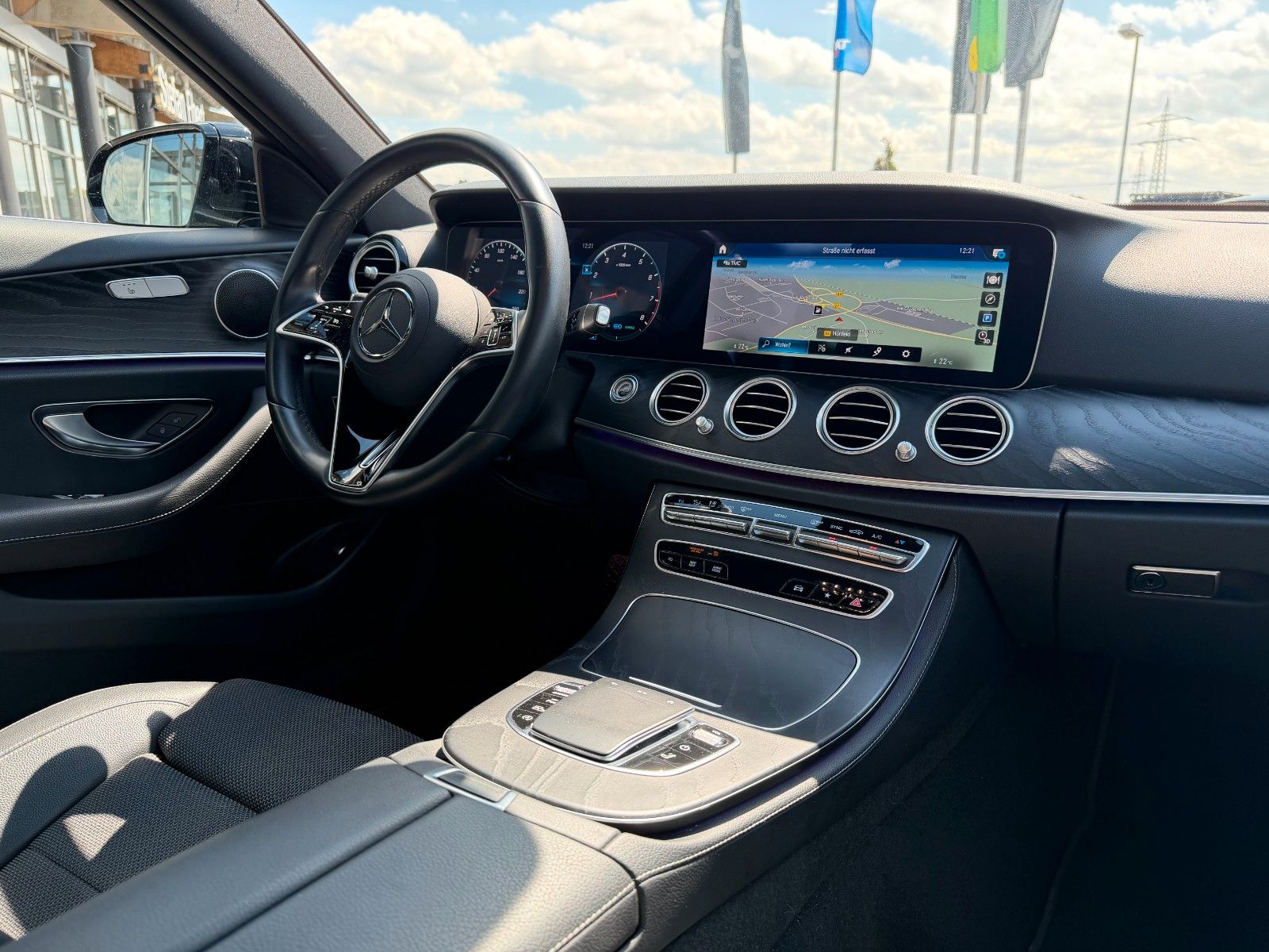 Fahrzeugabbildung Mercedes-Benz E 200 T Avantgarde+Pano+RKamera+Ambiente+TotW