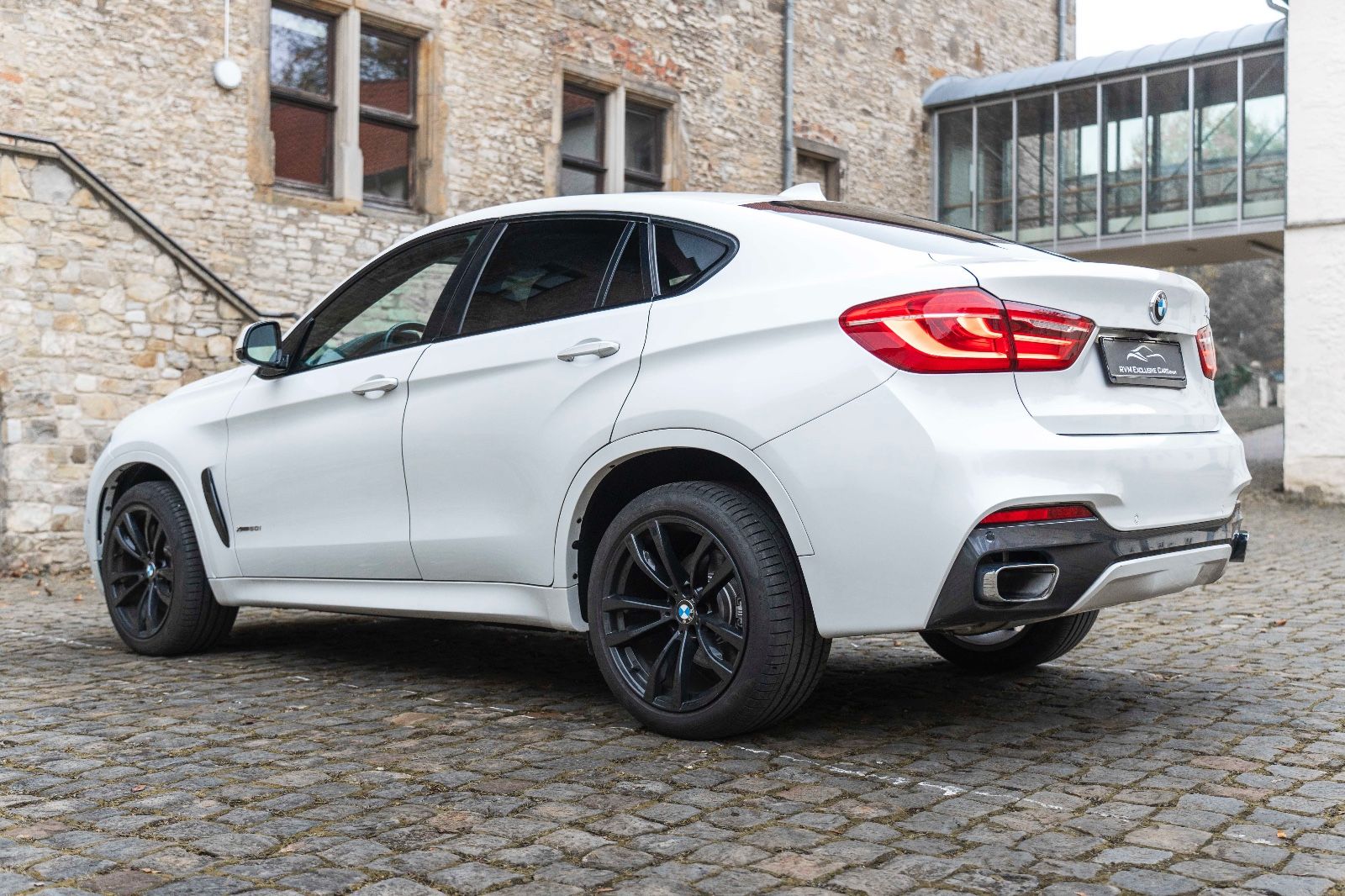 Fahrzeugabbildung BMW X6 xDrive50i M-Sportpaket 360° HUD H&K LED SOFT