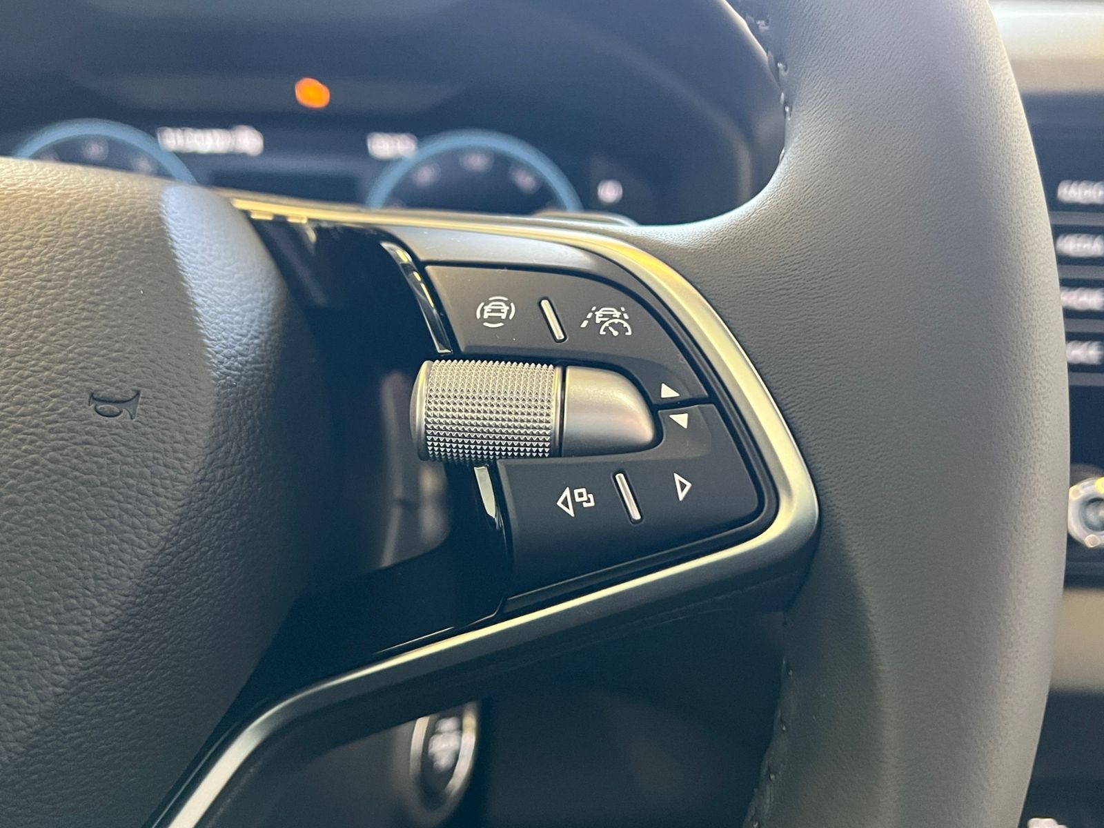Fahrzeugabbildung SKODA Karoq DRIVE 1.5 TSI DSG *AHK, ACC, LED, Virtual