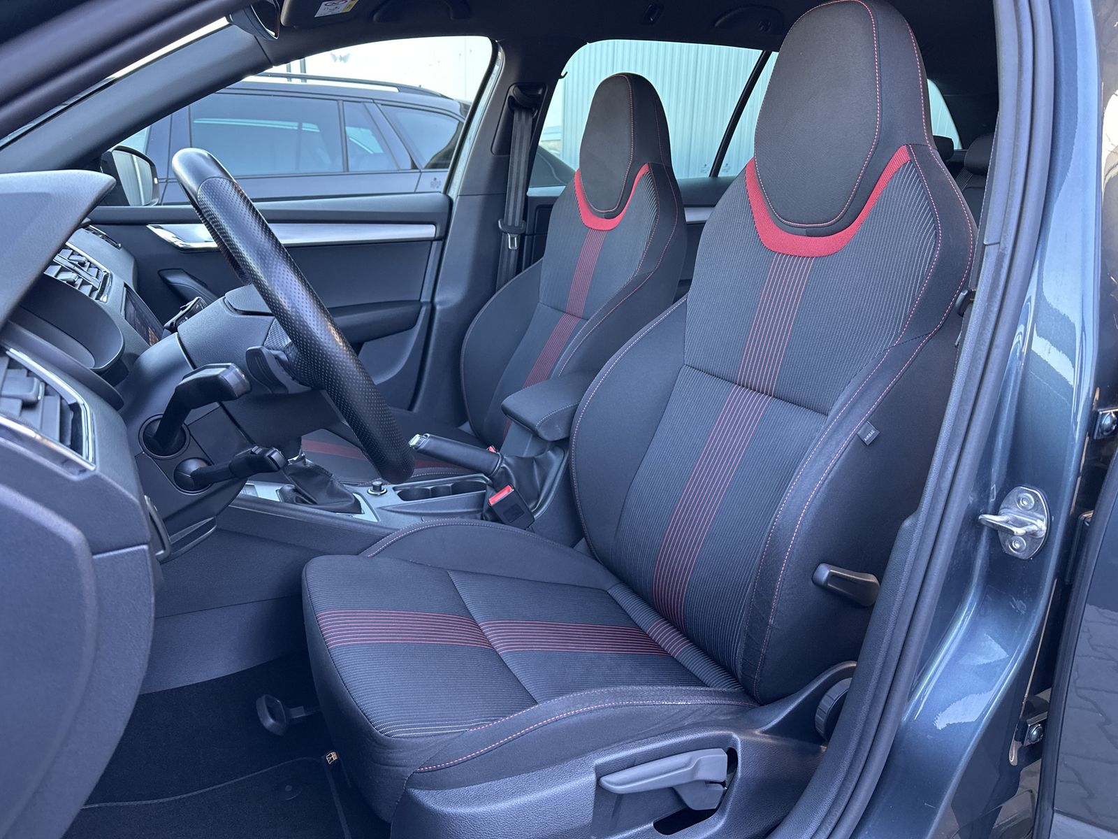 Fahrzeugabbildung SKODA Octavia Combi 2.0 TDI DSG Sport NAV+LED+ACC+17ZO