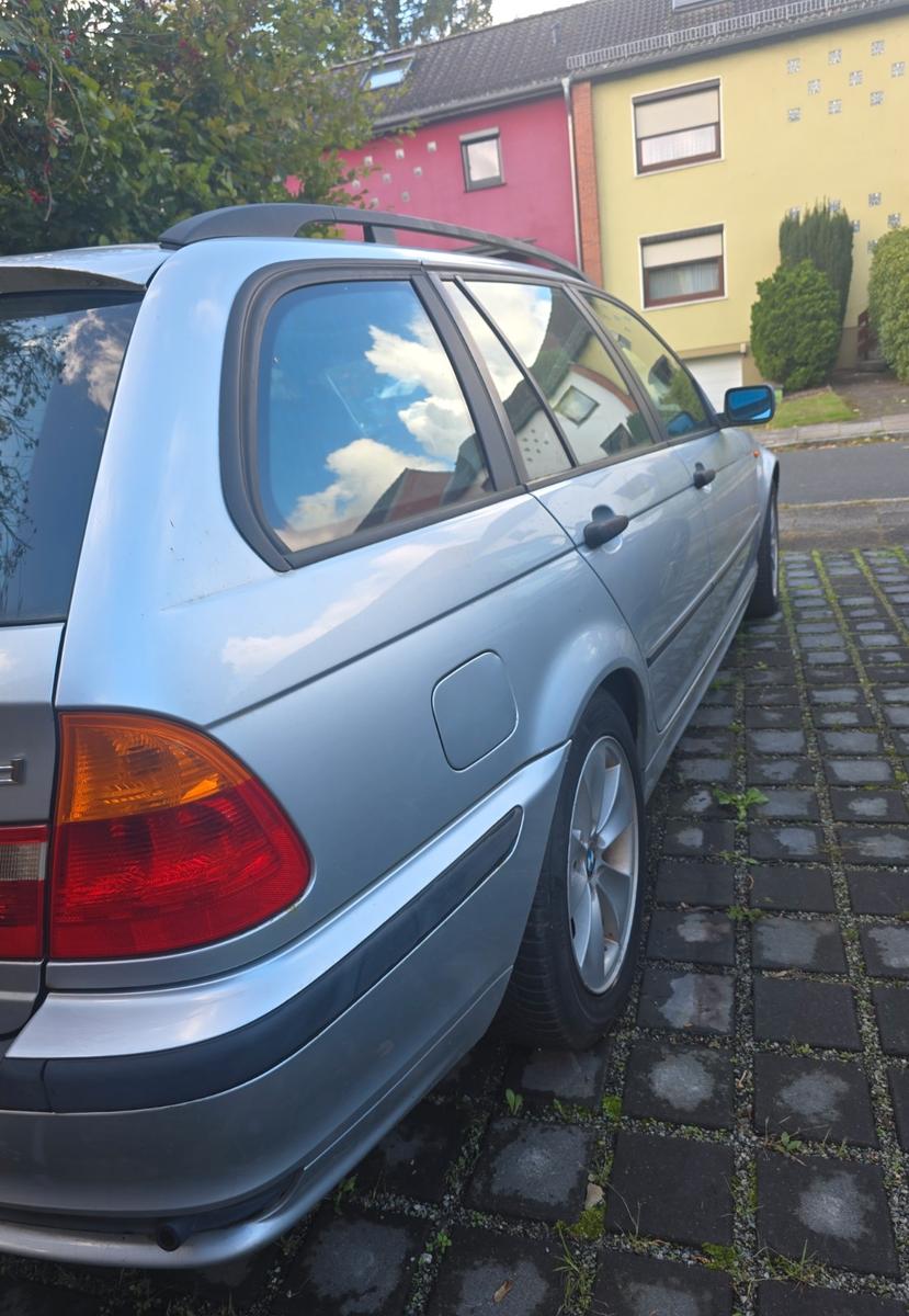 BMW 320 2005 — салон