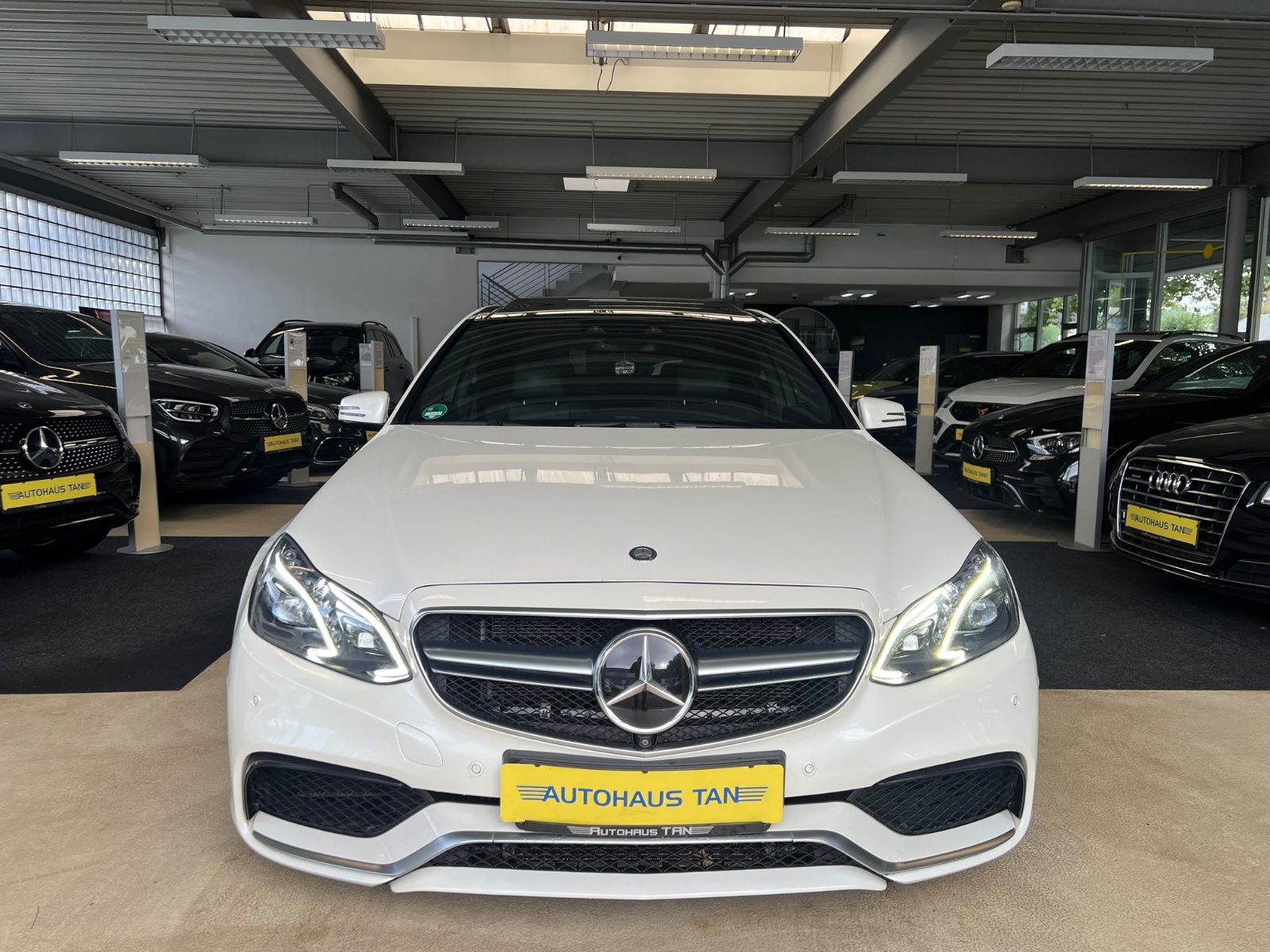 Fahrzeugabbildung Mercedes-Benz E 63 AMG E Lim. *DIAMANTWEISS*MB-SCHECKHEFT*