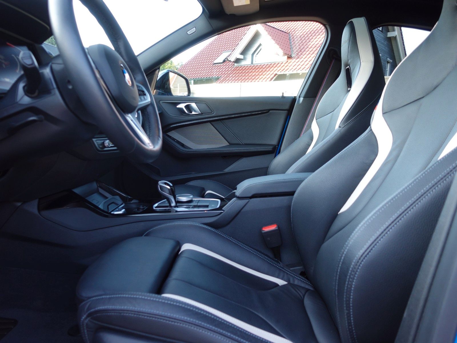 Fahrzeugabbildung BMW 220i Gran Coupé M Sport LED/HUD/Pano/HarmanKard.