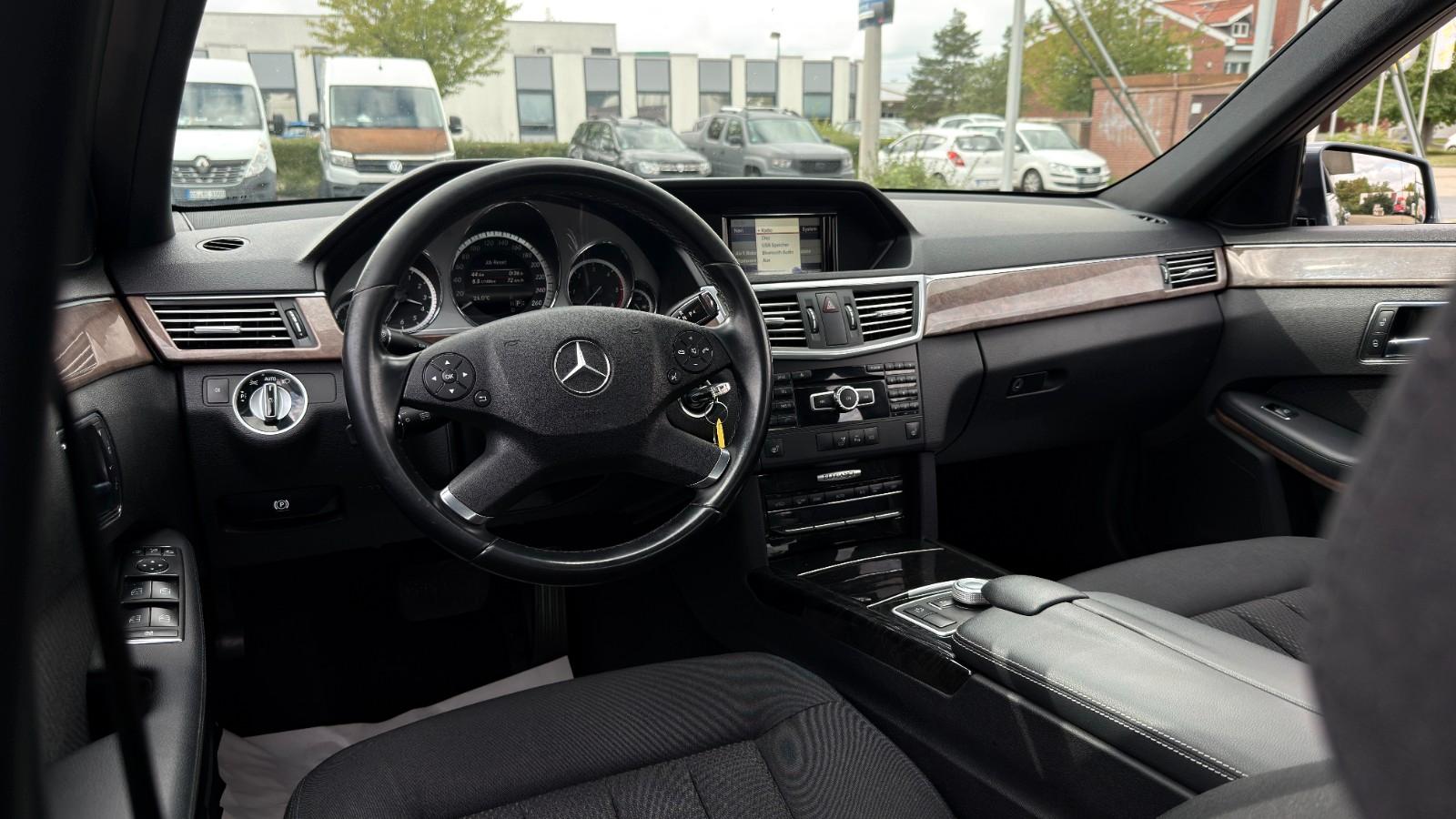 Mercedes-Benz E 220 Elegance *Automatik*AMG-Paket*Xenon*