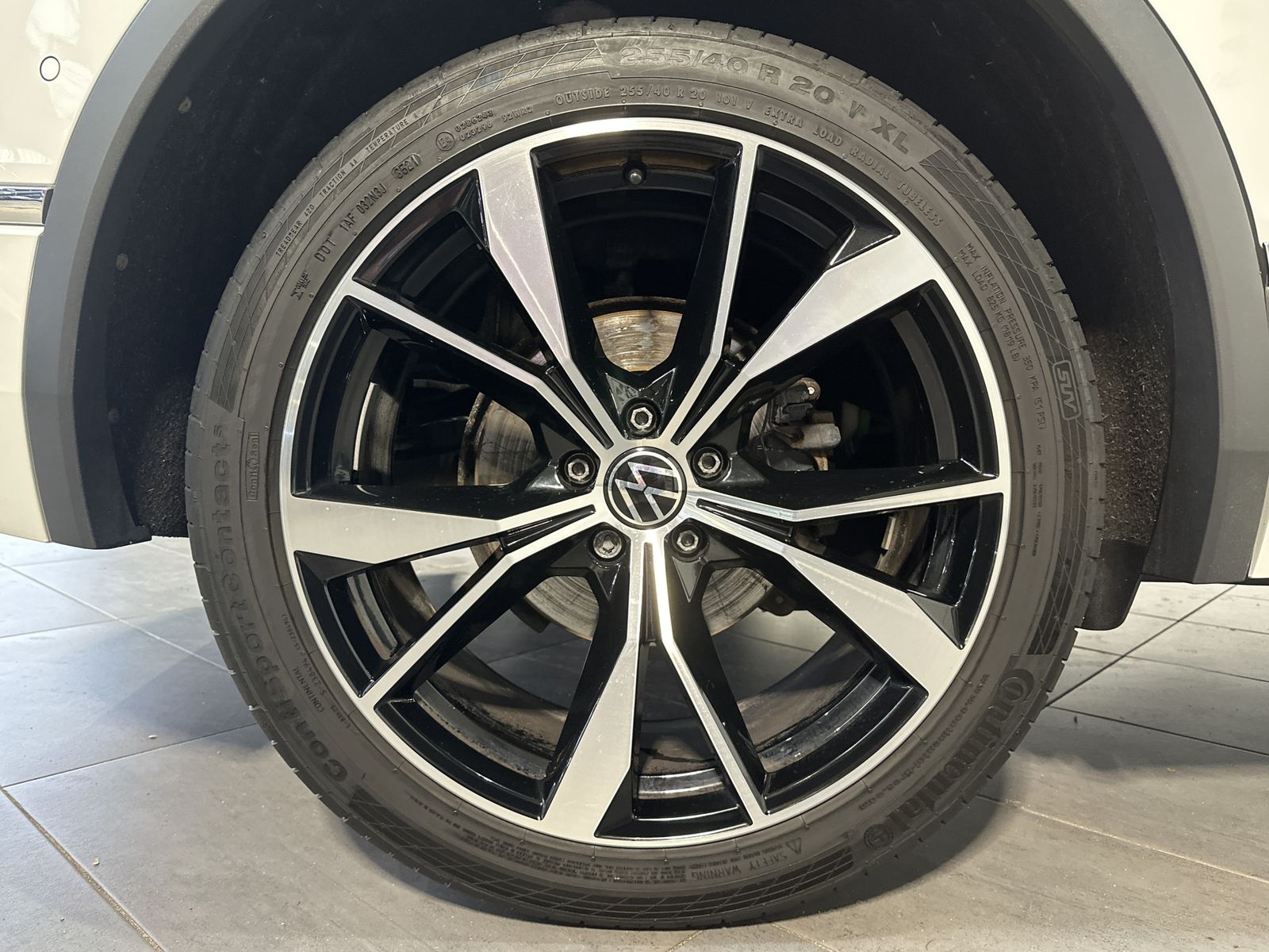 Fahrzeugabbildung Volkswagen Tiguan R-Line 4M NAV+IQ-LIGHT+PANO+20ZO+360°+ACC