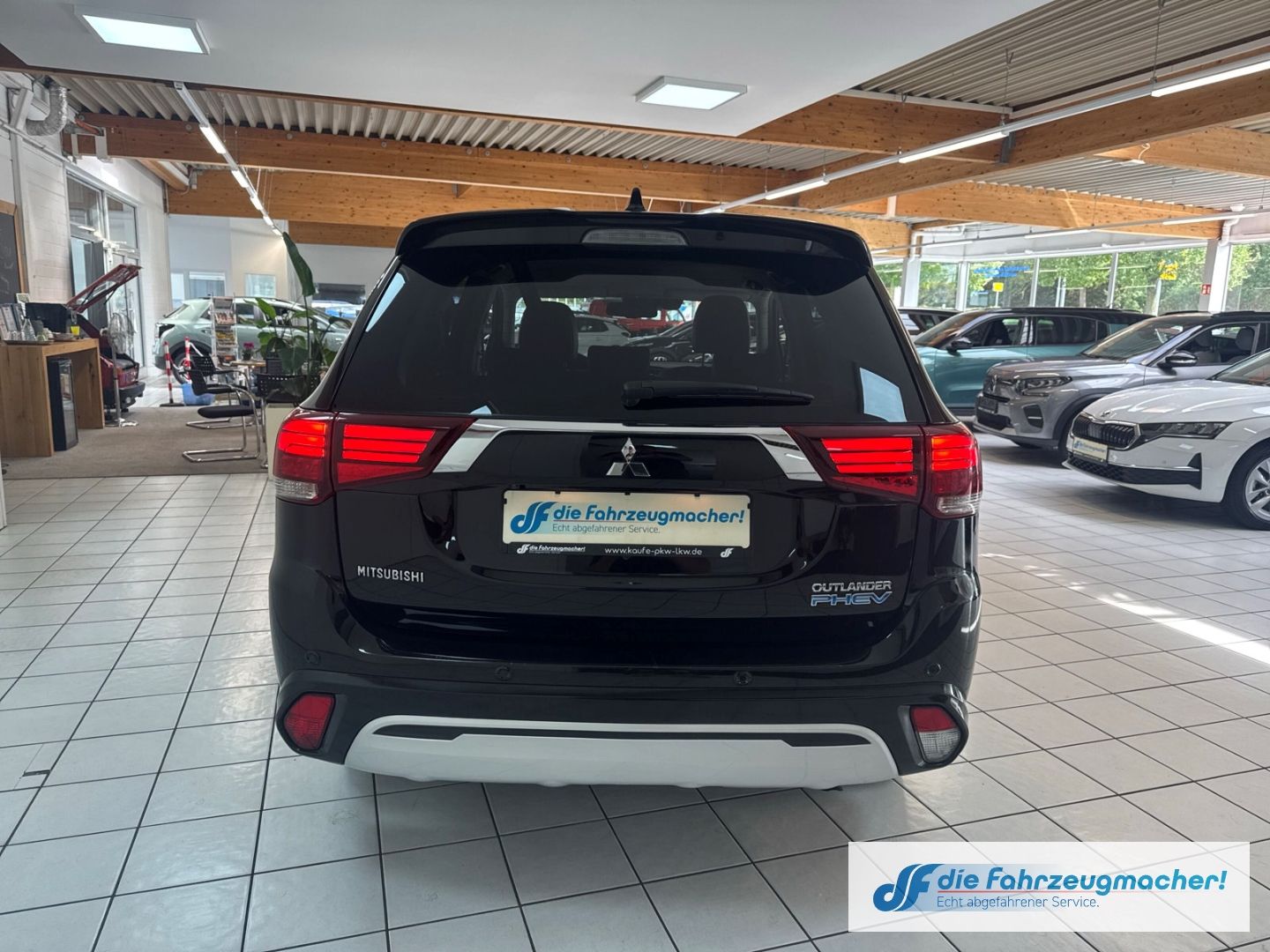 Fahrzeugabbildung Mitsubishi Outlander PHEV Plus 4WD StandHZG LED ACC El. Hec