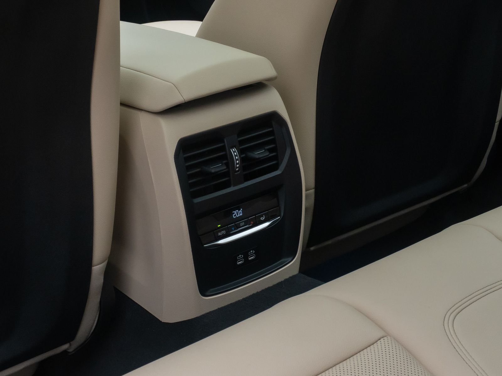 Fahrzeugabbildung BMW 330e xD  M Sport Panorama Kamera HUD DAB HiFi