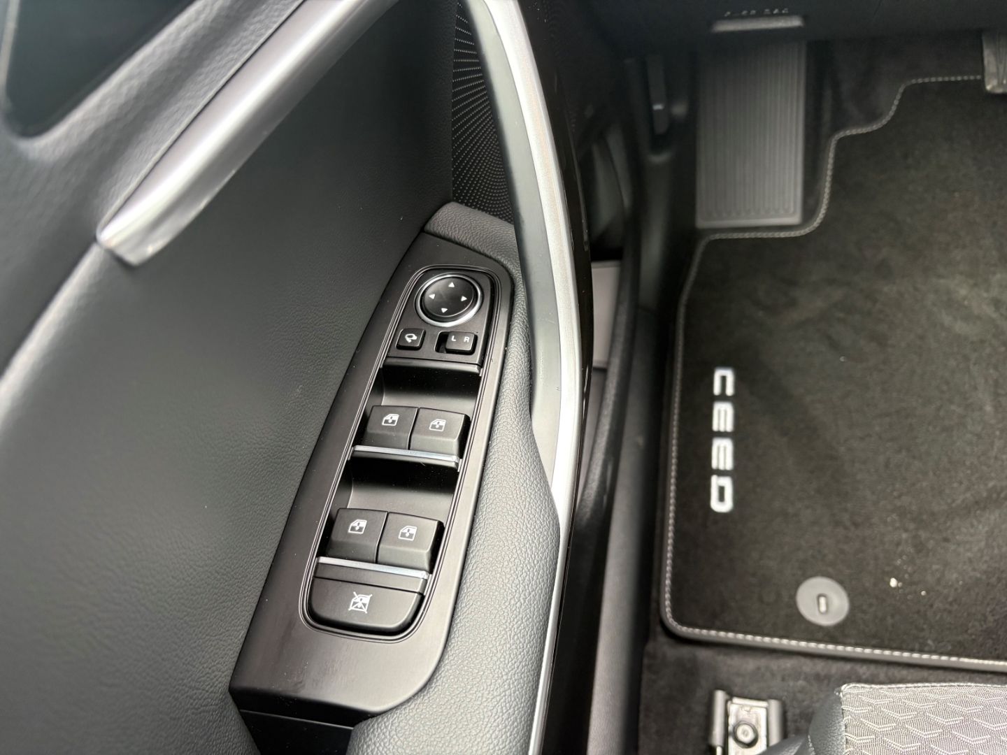 Fahrzeugabbildung Kia Ceed_sw Spirit SpurHalAss P1 P4 P5 El. Panodach