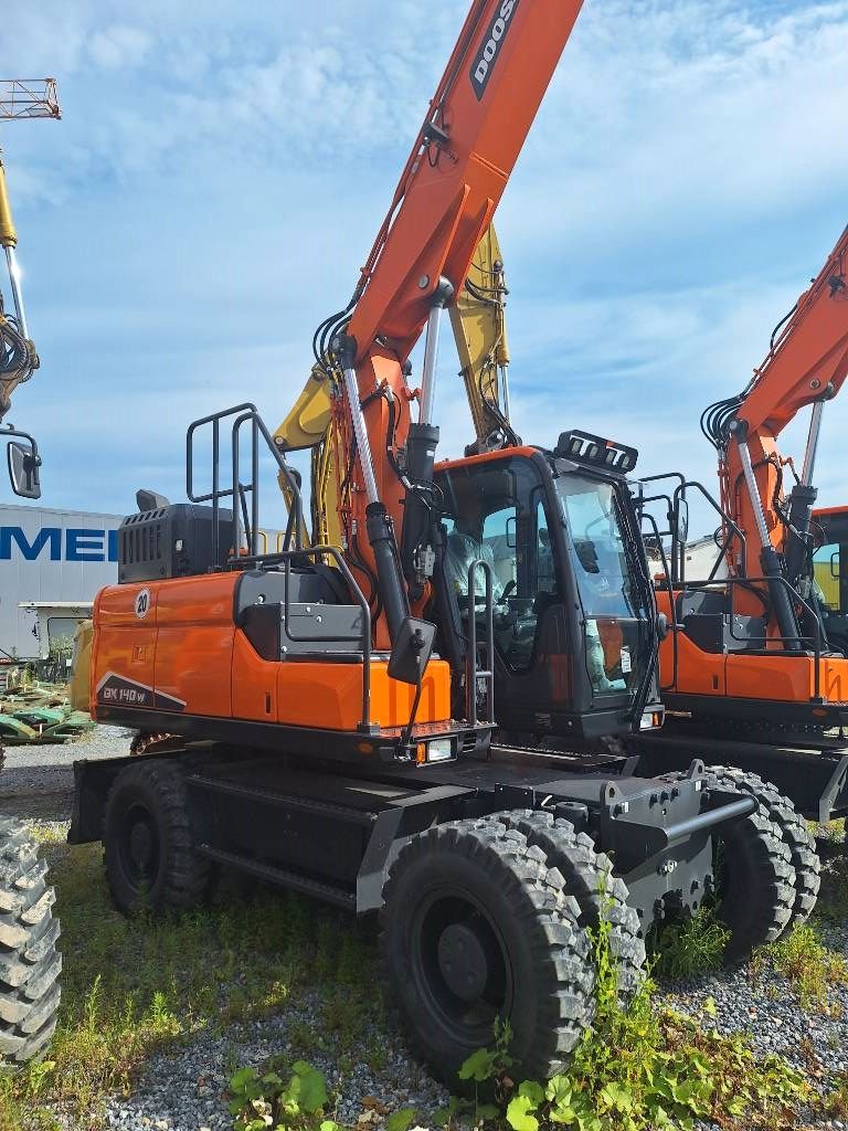 Fahrzeugabbildung Doosan DX 140 W-7 Verstellausleger