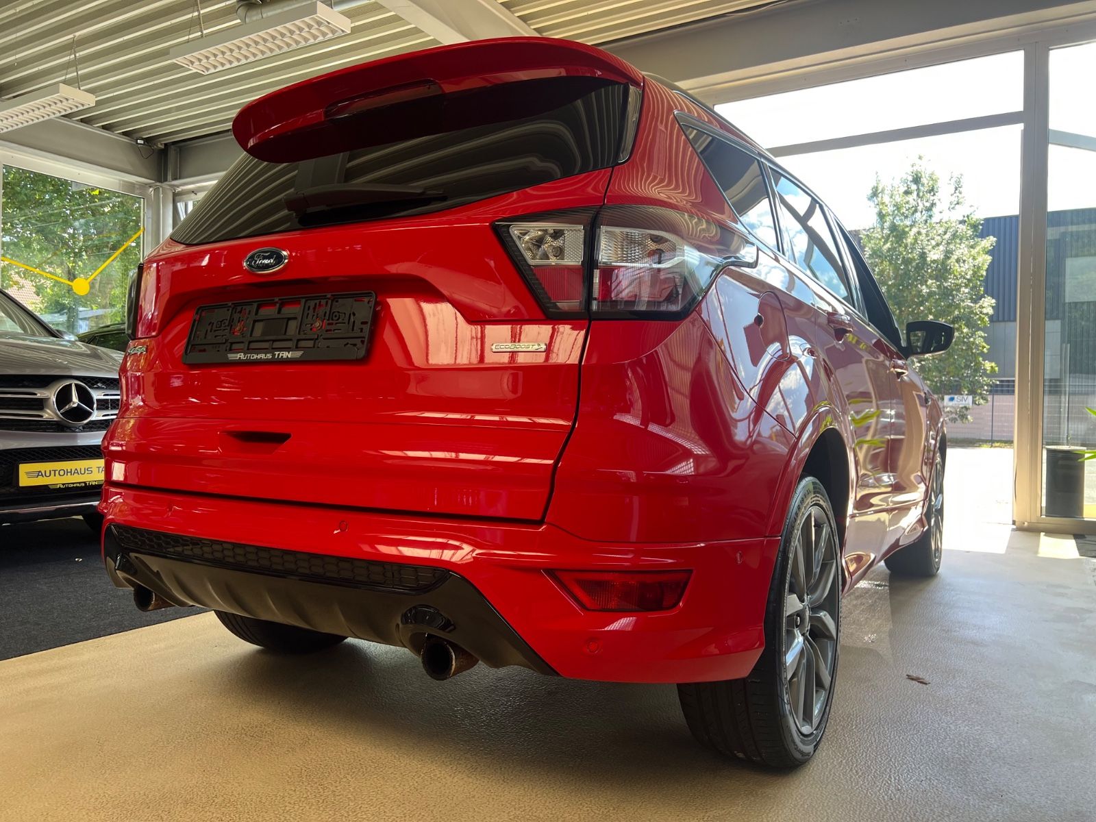 Fahrzeugabbildung Ford Kuga ST-Line * ROT/SCHWARZ *