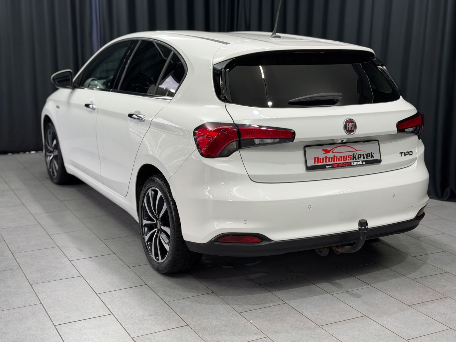 Fahrzeugabbildung Fiat Tipo Lounge |AHK|RF-CAM|LED|LEDER|NAVI