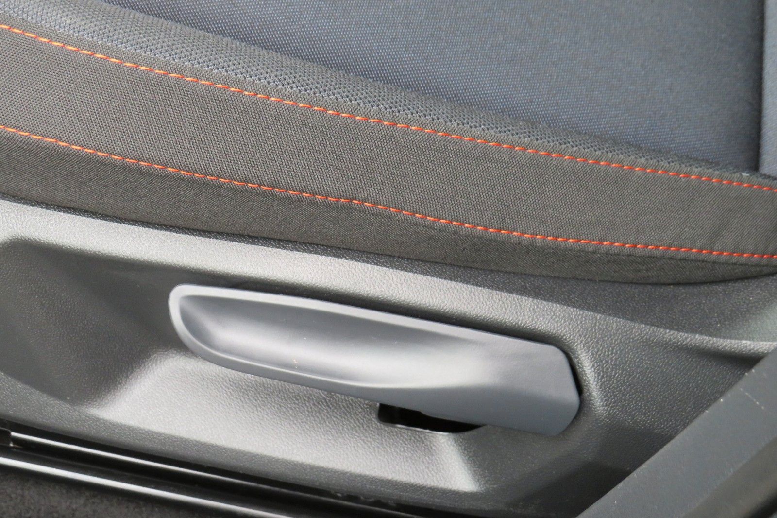 Fahrzeugabbildung SEAT Arona FR DSG NAVI SITZH. KAMERA ACC ASSISTENT-PA