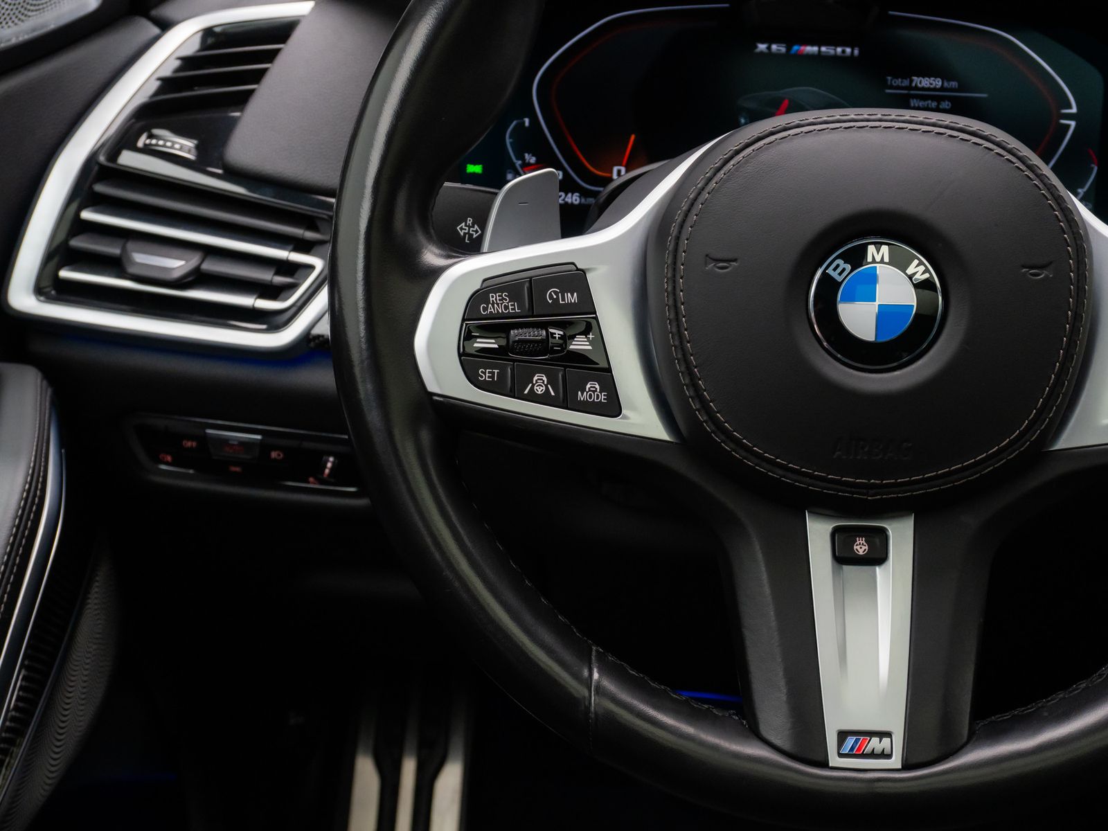 Fahrzeugabbildung BMW X6 M50i 360° B&W SkyLounge Individual Mega-Voll