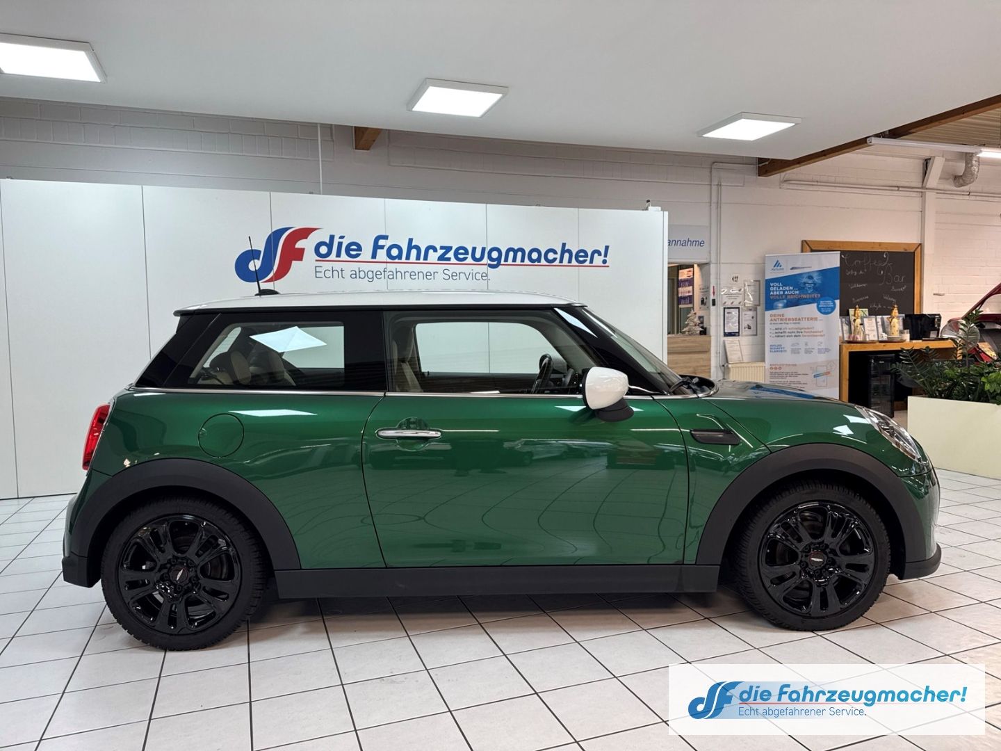 Fahrzeugabbildung MINI Cooper Classic Trim HUD Digitales Cockpit LED Ku