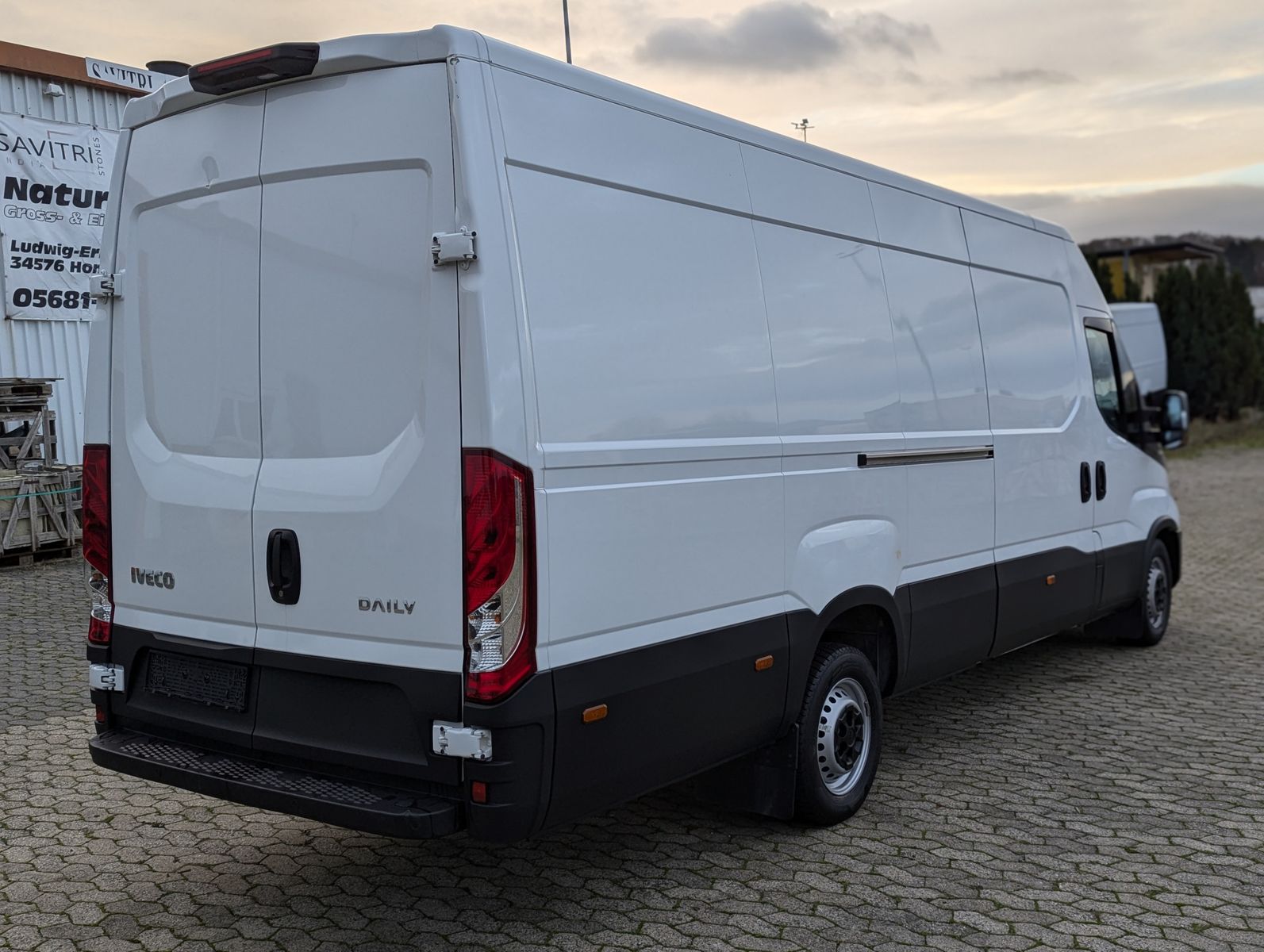 Fahrzeugabbildung Iveco Daily 35S18V4100L 3.0L Dach/Holzboden Kamera Kli