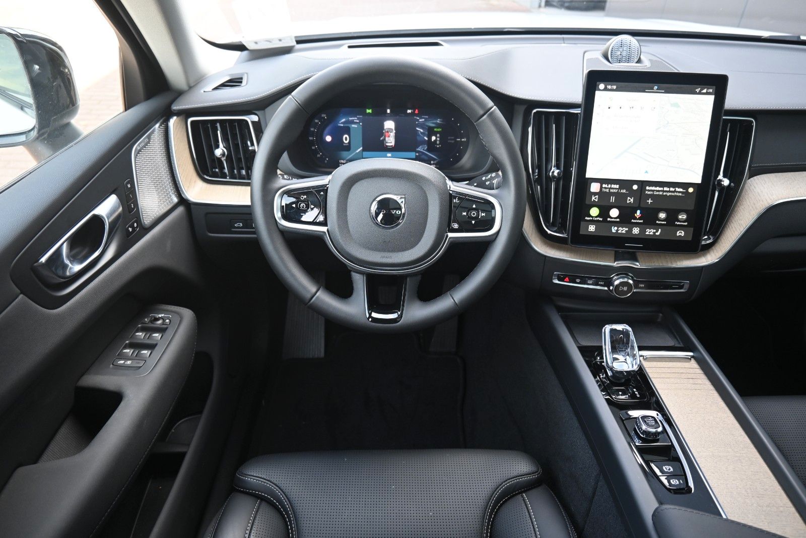 Fahrzeugabbildung Volvo XC60 T8 RC AWD Ultra Dark**360*LUFT*B&W*FACELIFT