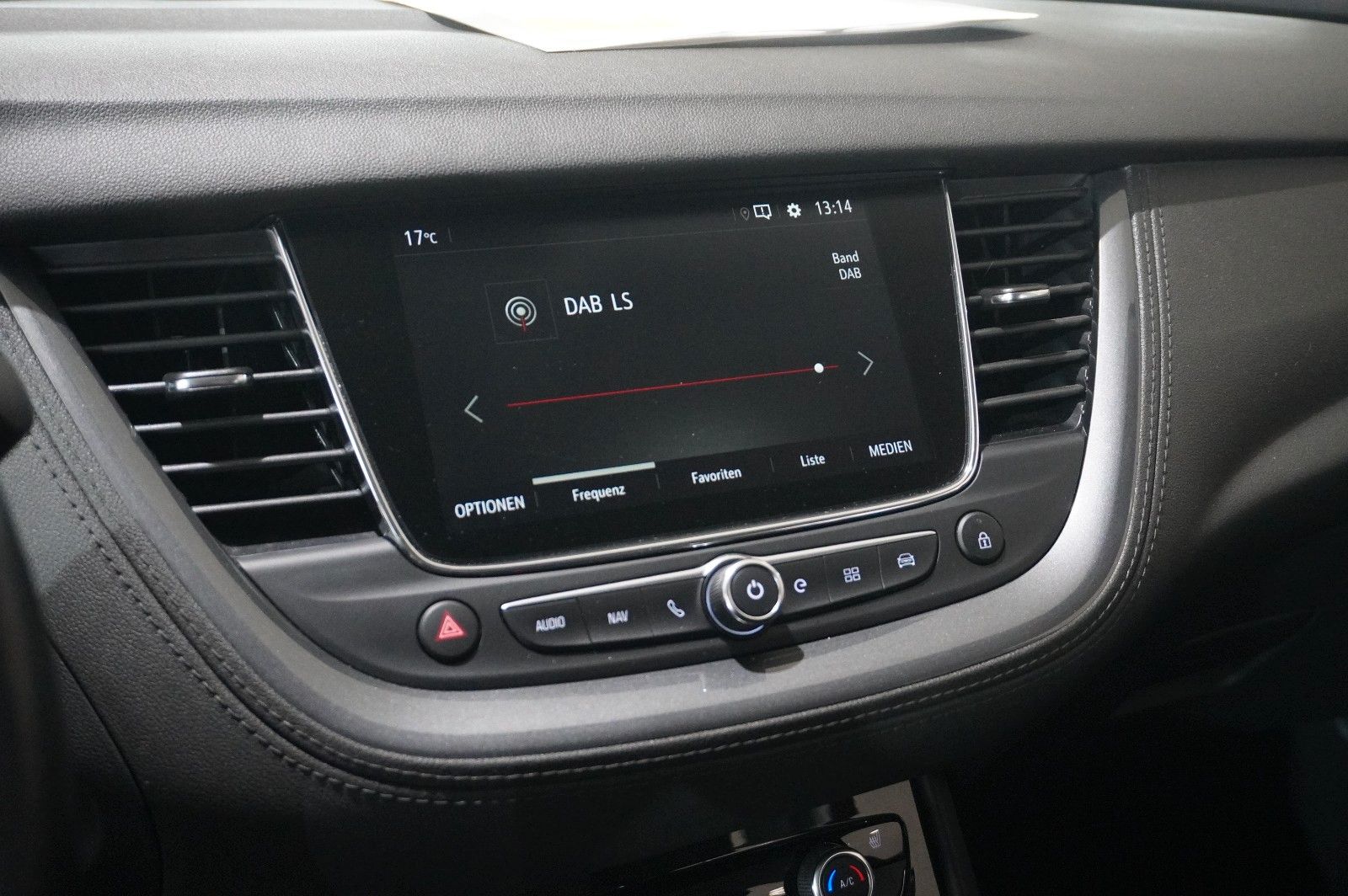 Fahrzeugabbildung Opel Grandland (X) 1.6 ELEGANCE HYBRID NAVI/SH/KAMERA