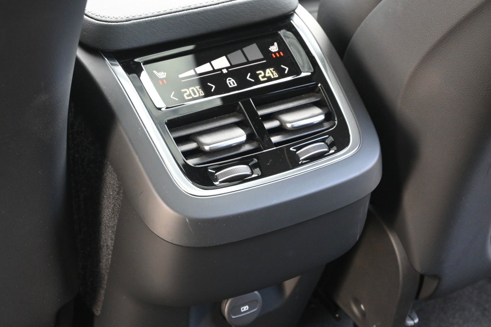 Fahrzeugabbildung Volvo XC90 R Design AWD*B&W*PANO*LUFT*AHK*360*VOLL