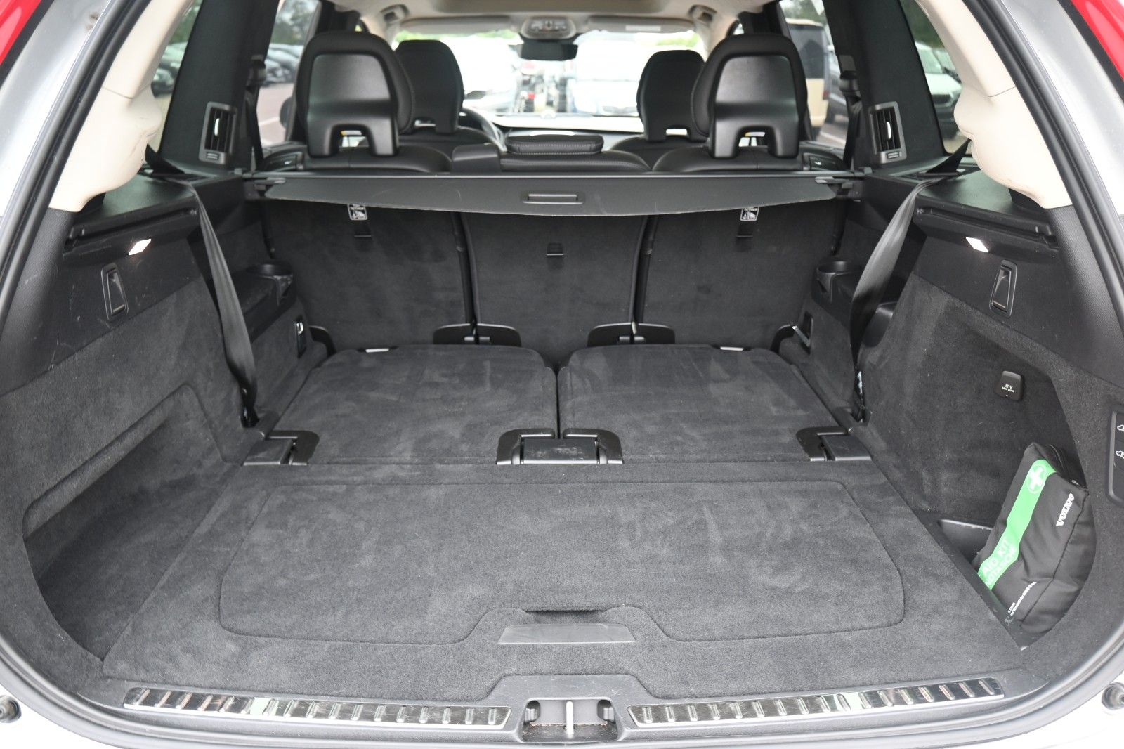 Fahrzeugabbildung Volvo XC90 B5 AWD Ultimate Dark *HUD*B&W*NAV*LUFT*MASS