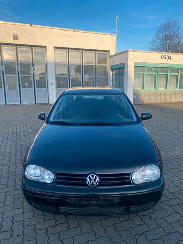 Volkswagen Golf 1,8 mit neuem TÜV