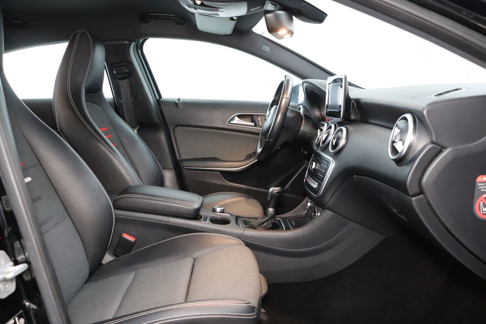 Fahrzeugabbildung Mercedes-Benz A 180 d * Navi * PDC * HU/AU neu